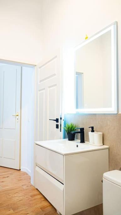 Komfortowy Apartament W Centrum Varsó Kültér fotó